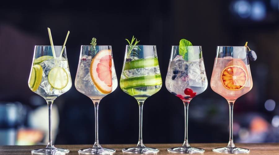 Verschillende soorten cocktails Drankjes op een rij