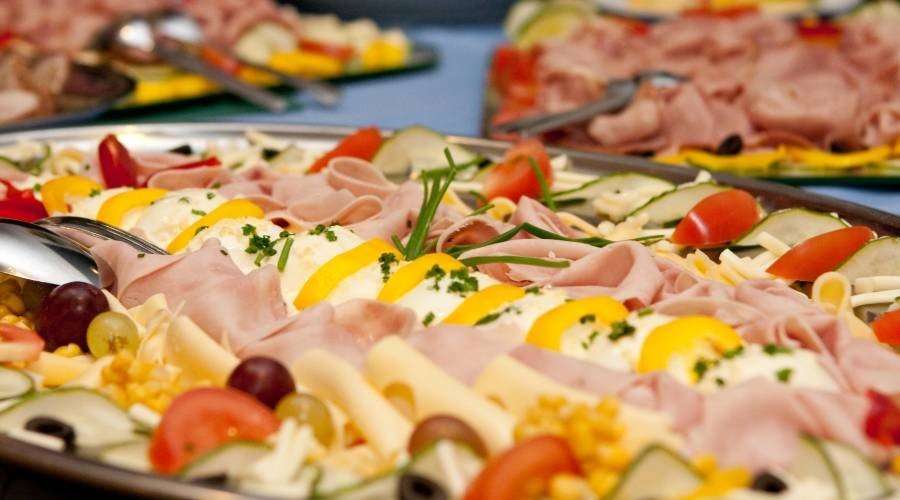 De tafels bij een bruiloft Salades aan huis