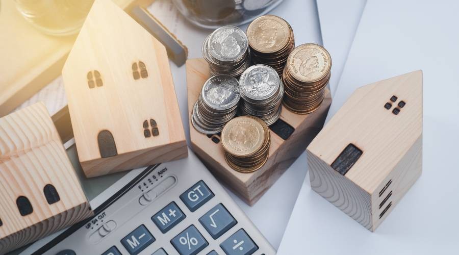 Geld met een rekenmachine en huizen