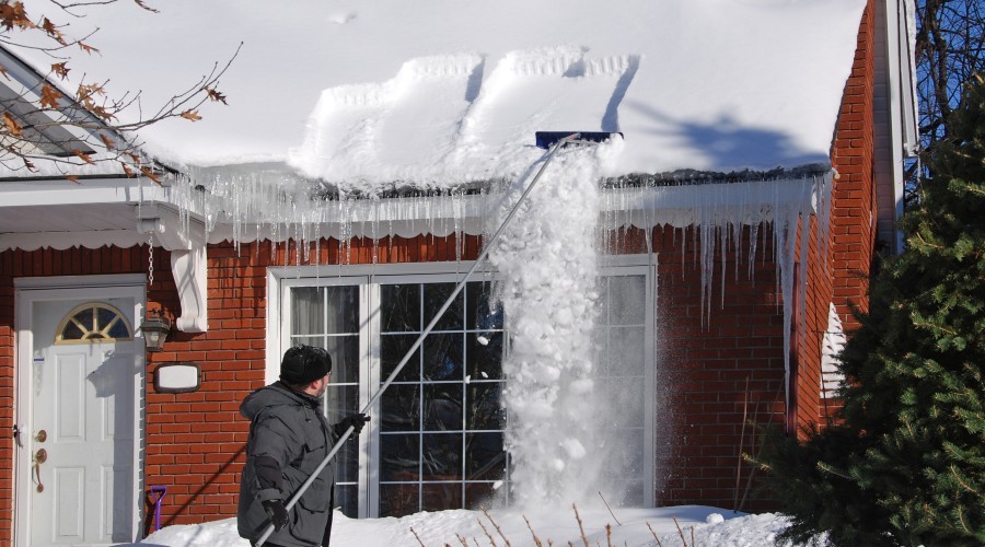 Daklekkage door sneeuw voorkomen en oplossen