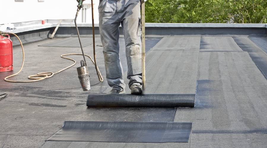 Bitumen dak repareren